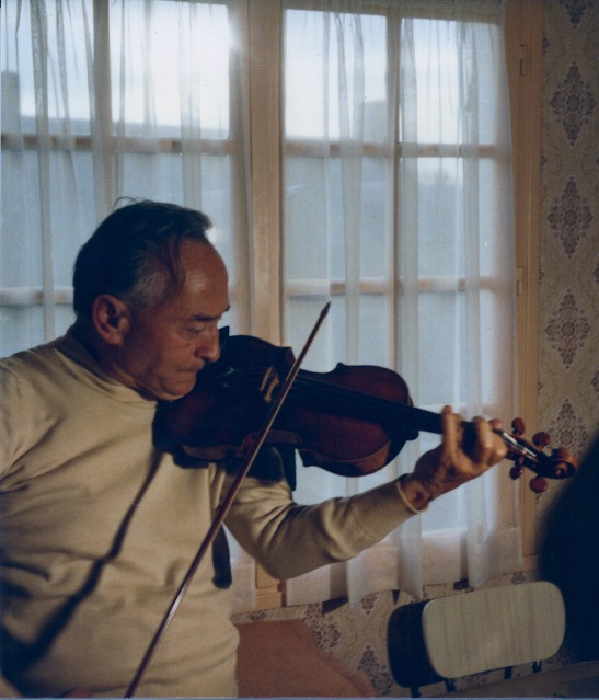 Alfred Grégoire joue du violon